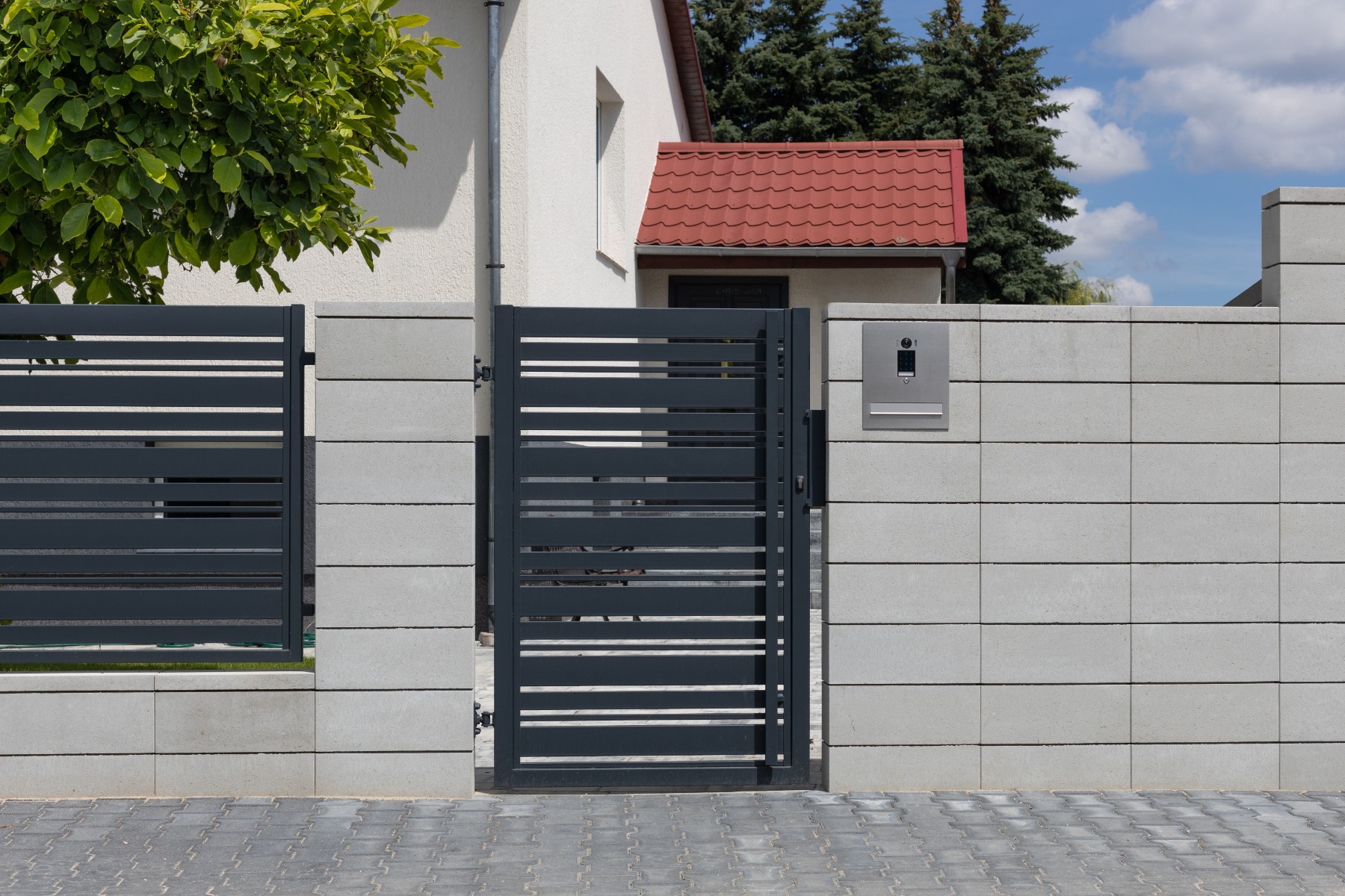 Innovative Fencing Designs for Modern Homes